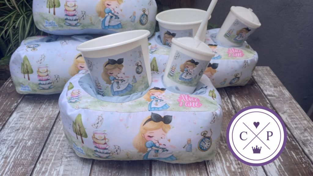 Kit almofada cinema tema: Alice no país das maravilhas